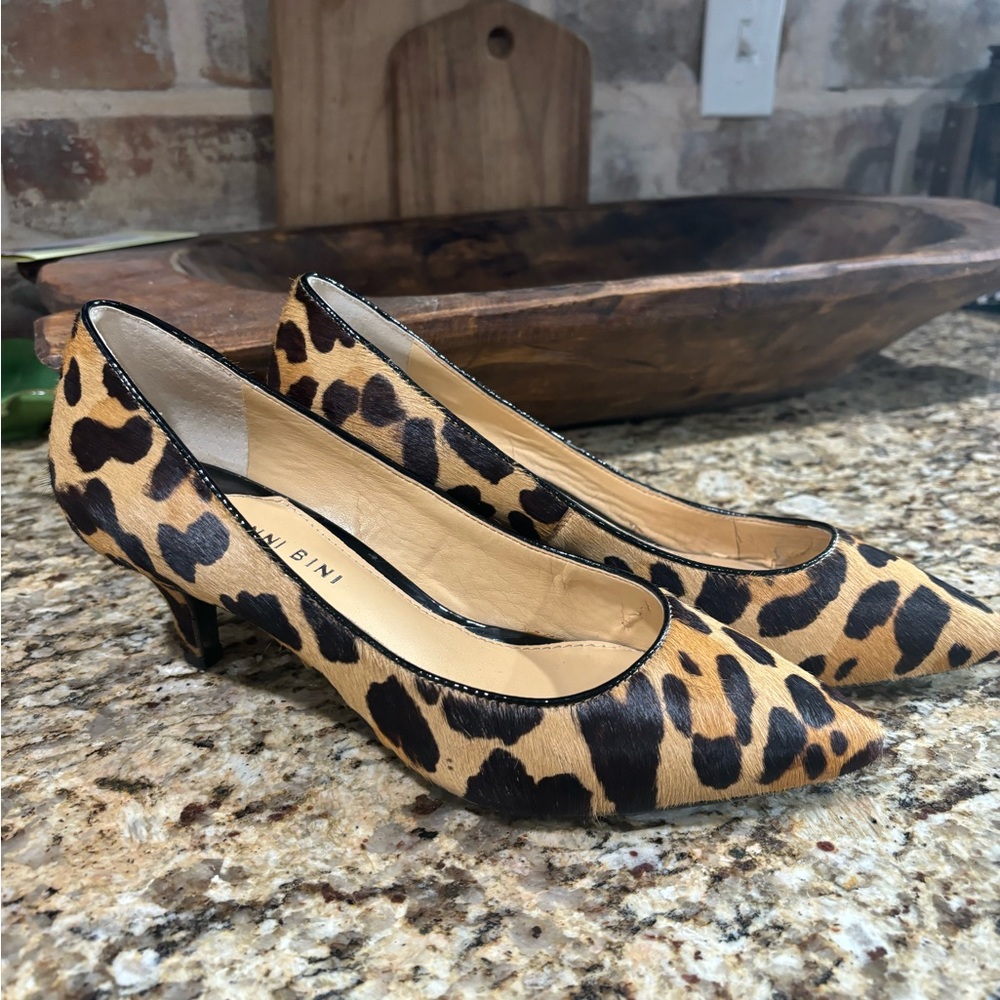Leopard with hair pumps